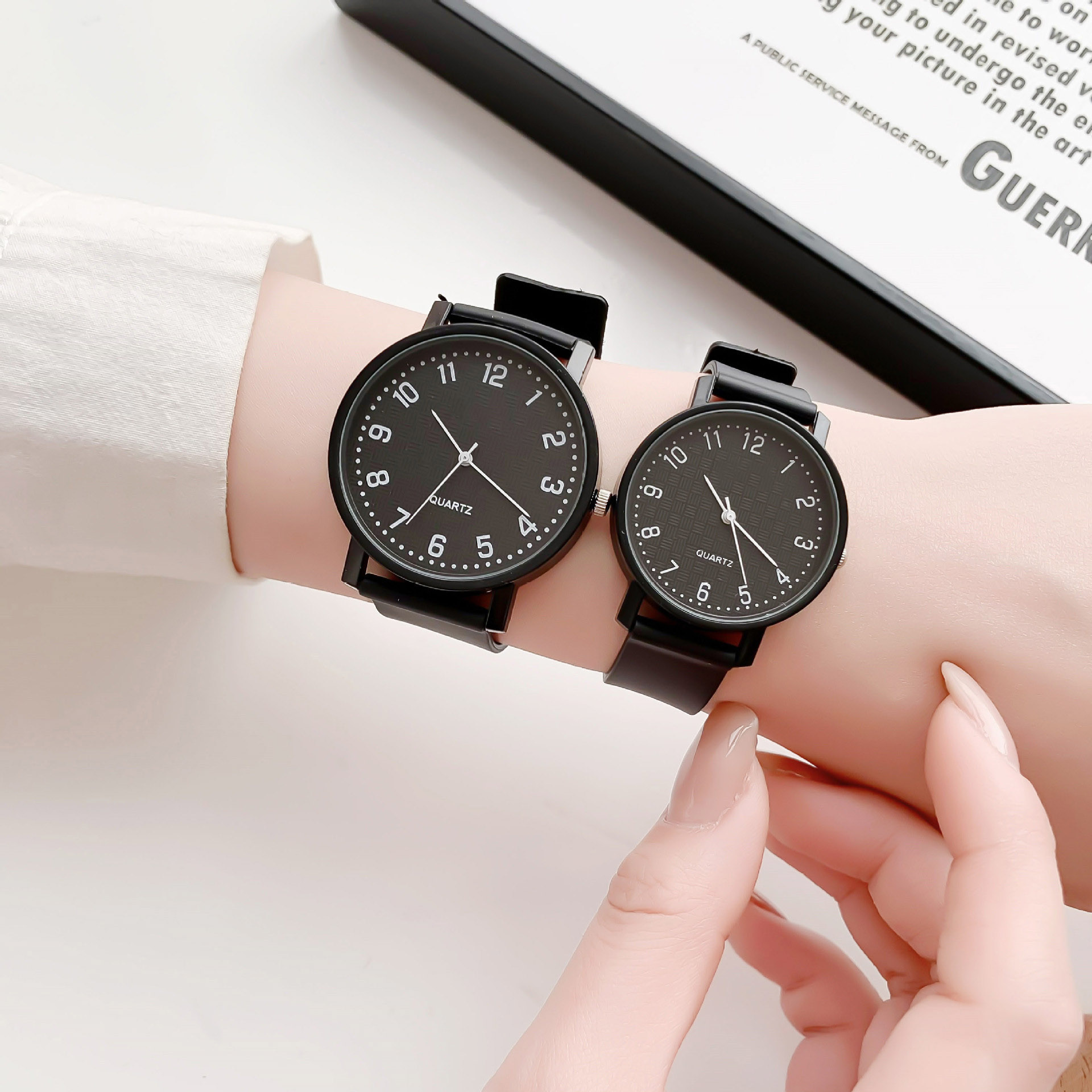 Eenvoudige zwarte horloge quar - Luxury Watch Straps recensie en prijs
